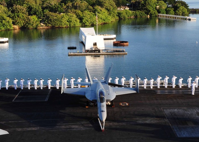 Các sỹ quan, binh sỹ thuộc biên chế của tàu sân bay USS Ronald Reagan cũng đã thực hiện nghi lễ của Hải quân Mỹ khi quay trở về cảng neo đậu.